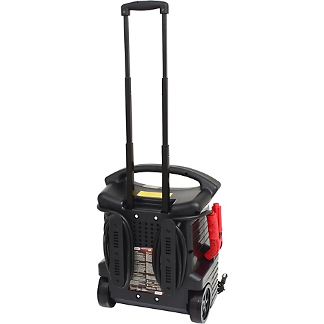 Schwarzes Starthilfegerät auf Rollen, mit Teleskopgriff und roten Kabeln.